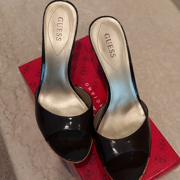 EUC Guess Patent leather heel - Picture 2 of 3